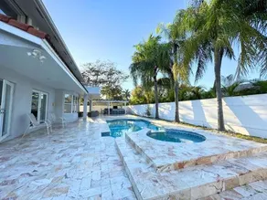 Spacious and Luxurious 4bd 3br House Pool Tub BBQ Private - Image 3