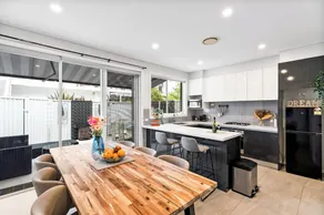 StayAU 4BR Modern Townhouse Asquith - Image 5
