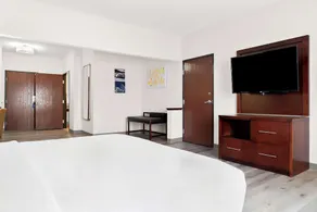 Comfort Suites Southfield - Image 4