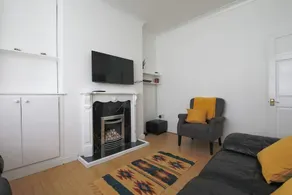 3-bed House in Cardiff With Sky TV & Twin Beds - Image 2