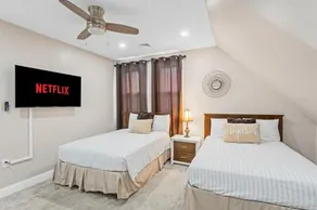 Downtown 4 Bed Room Home near PHL and UPenn with WiFi & Parking - Image 3