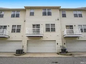 Walk to Notre Dame Spacious 3BR Townhome w Garage Family-friendly Amenities 123p - Image 4