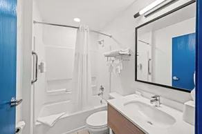 Comfort Inn & Suites Dulles Airport-Gateway - Image 5