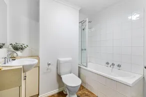 Chic 2-bed Apartment Near Albert Park - Image 5