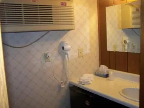 Golden Knight Inn and Suites - Image 4