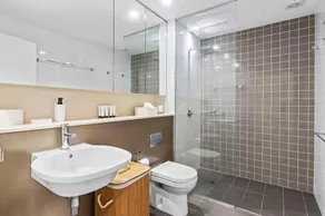Apartment on Honeysuckle - Image 3