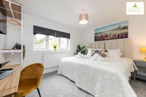 Contractors 3 Bed 2Bath House Free Off Street Parking for 2 Cars WiFi Stevenage Self Catering Sleeps 5 Guests By White Orchid Property Relocation - Image 2