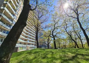 Stylish apartment with parking & spacious balcony - Image 4