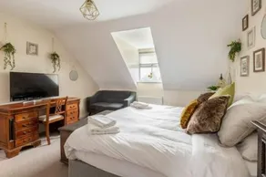 Lolite Homes - 4 Bed Perfect for NEC Genting Arena Resort World & Airport - Serviced Hawk Home - Image 5