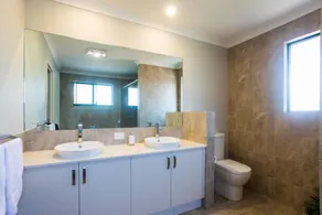 Spacious 4 Bedroom Family Home With Patio and BBQ - Image 5