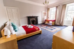 Spacious Elegant 4 Bedroom Apartment Close To Centre - Four Bedroom Apartment, Sleeps 8 - Image 2