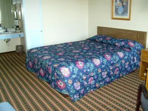 Relax Inn Shelby - Image 4