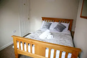 Serene Haven 4-Bed House in Norwich - Image 3