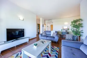 Spacious Two Bedroom Apartment Marina Park - Image 4