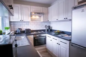 Large 3 bed, 3 bath house with parking - Ashby Town centre - Image 2
