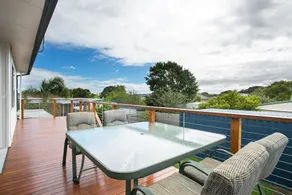 Upstairs Cottage On Beachurst - Image 5