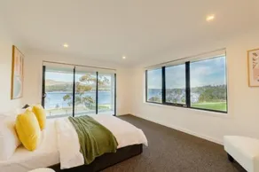 Hobart Luxury Waterfront Retreat 4BR Award Winning Stay - Image 3