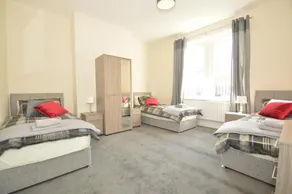 Hyde Park Apartment - Image 3