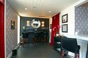 Chic 2BR near Triangle with king beds & pool - Image 3