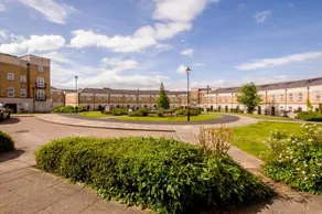 The Boulevard - Stunning 3 Bedroom Apartment With Free Parking - Image 2