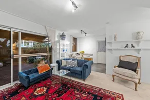 Charming 2-bed Terrace in Prestigious Ascot - Image 3