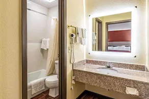 Econo Lodge Worthington - Columbus North - Image 4