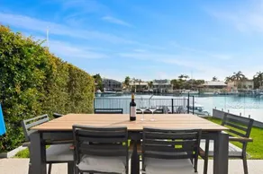Outstanding Waterfront Hamptons Style 5 Bedroom Luxurious Home with Air Conditioning Pool and Pontoon -Bring your own boat - Image 3