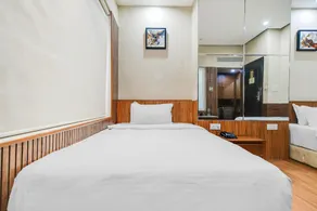 Cozy Deluxe Room at Chappan Market Indore - Image 2