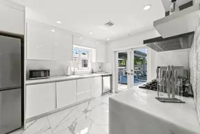 Miami House with Hot Pool spa & Pool table L48 - Image 3