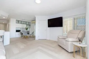 New Lux Apt opposite Buddina patrolled Beach - Image 4