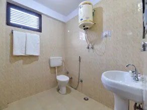 Hotel Kartik by OYO Rooms - Image 4