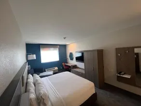 Quality Inn & Suites - Image 4