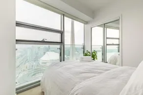 Luxury Corner Suite - Entertainment District - Image 5