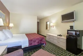 Econo Lodge - Image 5