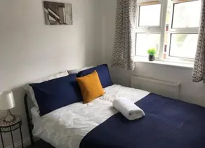 contractors & professionals 3 bed house with parking - Image 2