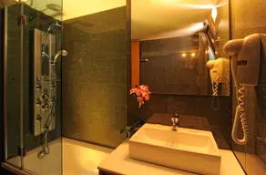 Oasis Beach Hotel - Image 4