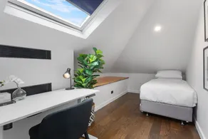 Charming 3 bed Cottage with a Courtyard - Image 3