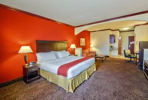 Holiday Inn Express Hotel & Suites Terrell - Image 3