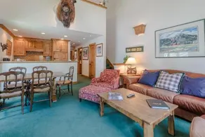 Greyhawk in Warm Springs by Alpine Lodging - Image 4