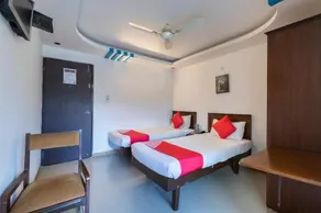 The Red Velvet by OYO Rooms - Image 4