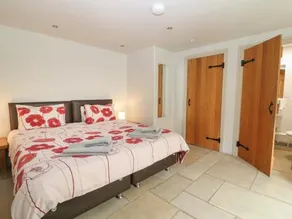 Malt Barn Holiday Home with 7 Bedrooms Hot… - Image 5