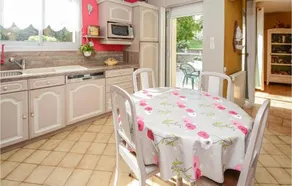 4 Bedroom Accommodation in Pujaut - Image 2
