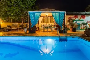 Seaside Oasis Luxurious Villa with Private Pool - Image 2
