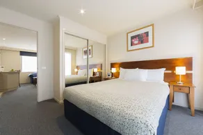 Canberra Parklands Central Apartment Hotel - Image 2
