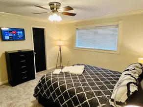 House FREE Parking 3 Bed & Backyard - Image 4