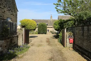 Remarkable 3-bed House in Easton-on-the-hill - Image 2