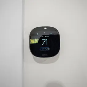 Uhost AI Stylish 1BR Bright Space w Patio - Image 4