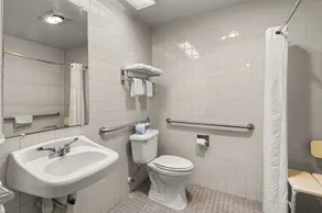 Quality Inn & Suites Kansas City Airport North - Image 2