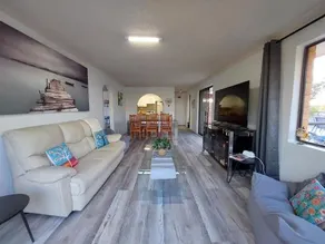 Beachside spacious unit with a large verandah - Image 2