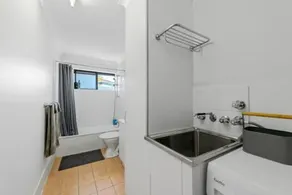 Spacious & Comfy 2 Bed 2 Bath 1 Car Auchenflower - Image 4